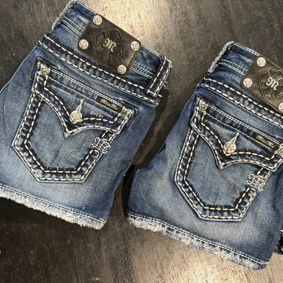 Miss Me Dark Wash Denim Signature Jean Shorts With Flap Pockets - Size 27 - Picture 8 of 8